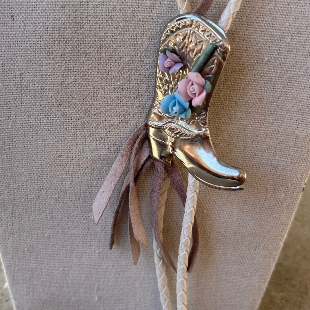 Boot pendant Western style bolo tie floral braided white cord Cowboy cowgirl - Picture 11 of 14